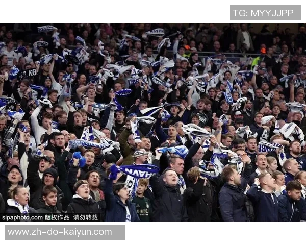 足球巨星沐浴荣耀时刻 球迷欢呼声中感受激情与梦想